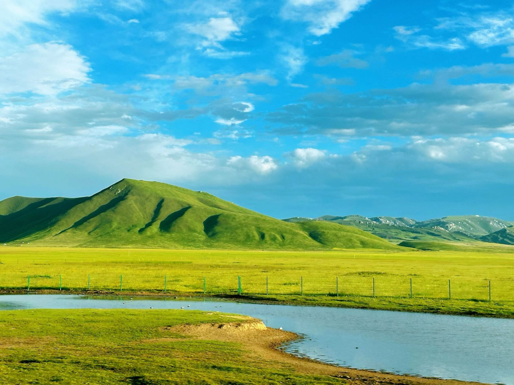 若尔盖大草原自驾游攻略 若尔盖草原位于四川阿坝州若尔盖县,平均海拔