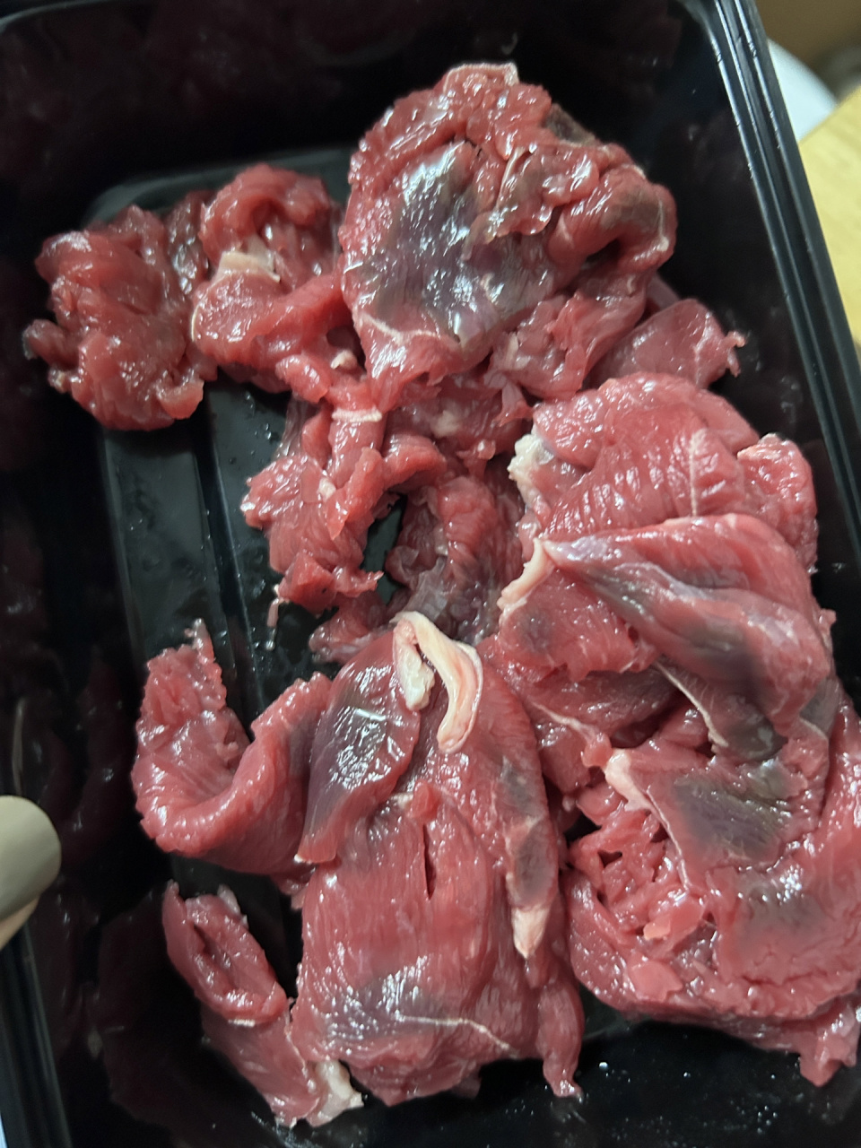 家人们,这个牛肉黑了是氧化了吗 点的潮汕外卖,盒子里那一面我筷子翻