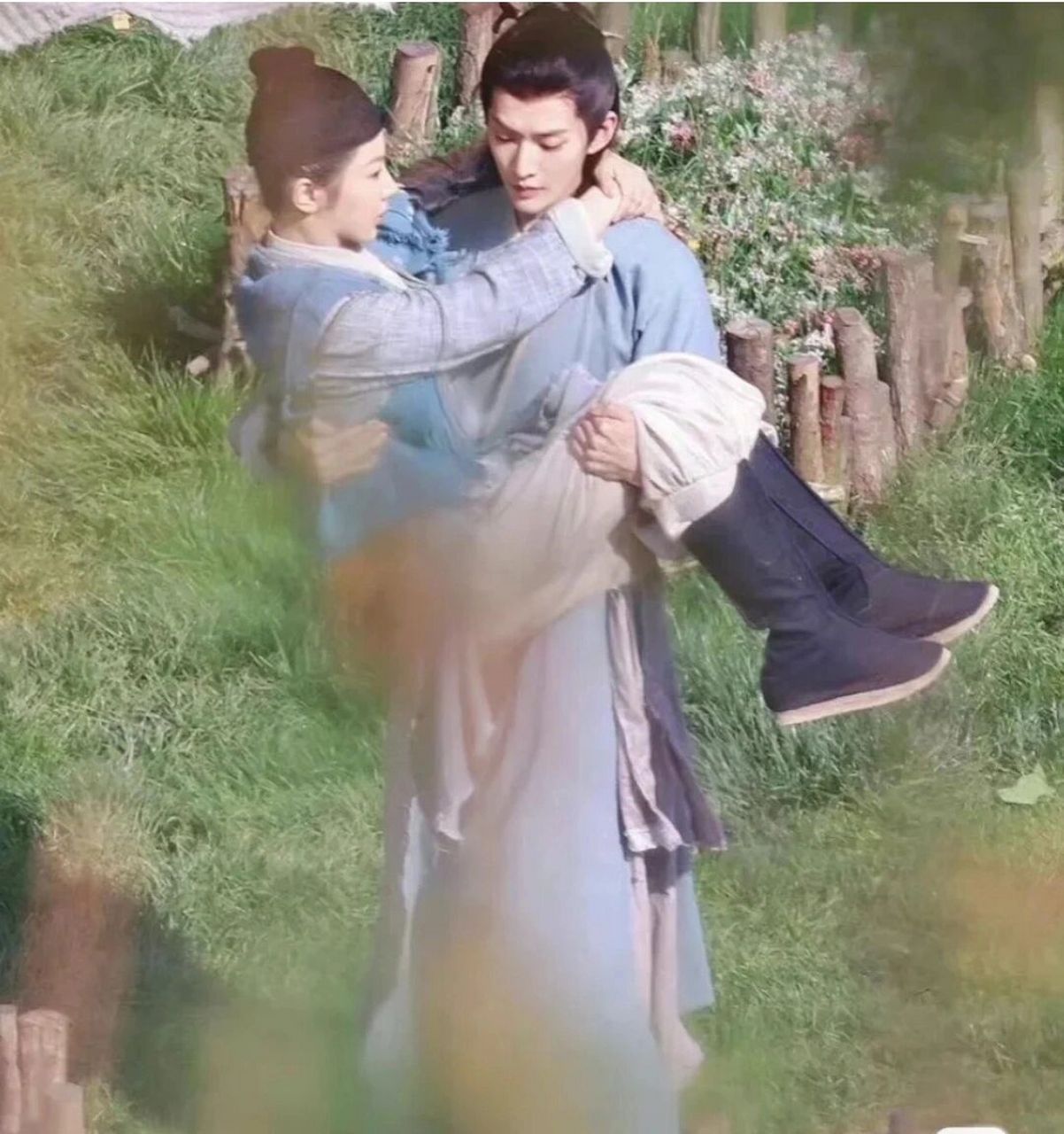 长相思邓为公主抱杨紫路透图,邓为轻松抱起紫妹,男友力爆棚,隔着屏幕