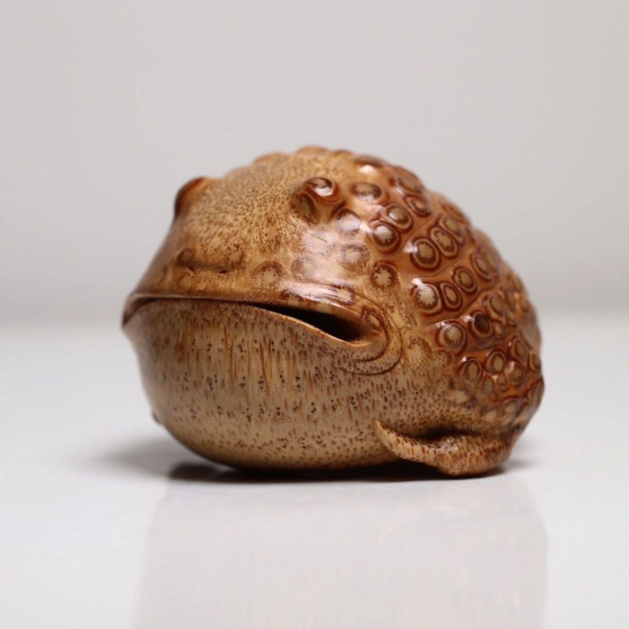 山宁竹舍 一只简约不简单的金蟾 竹根雕|金蟾 . 杨国强制,落款杨国强.