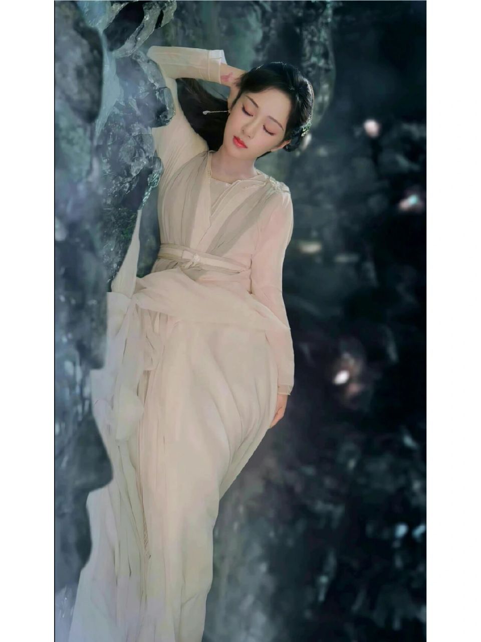 杨紫颜淡美人卧!