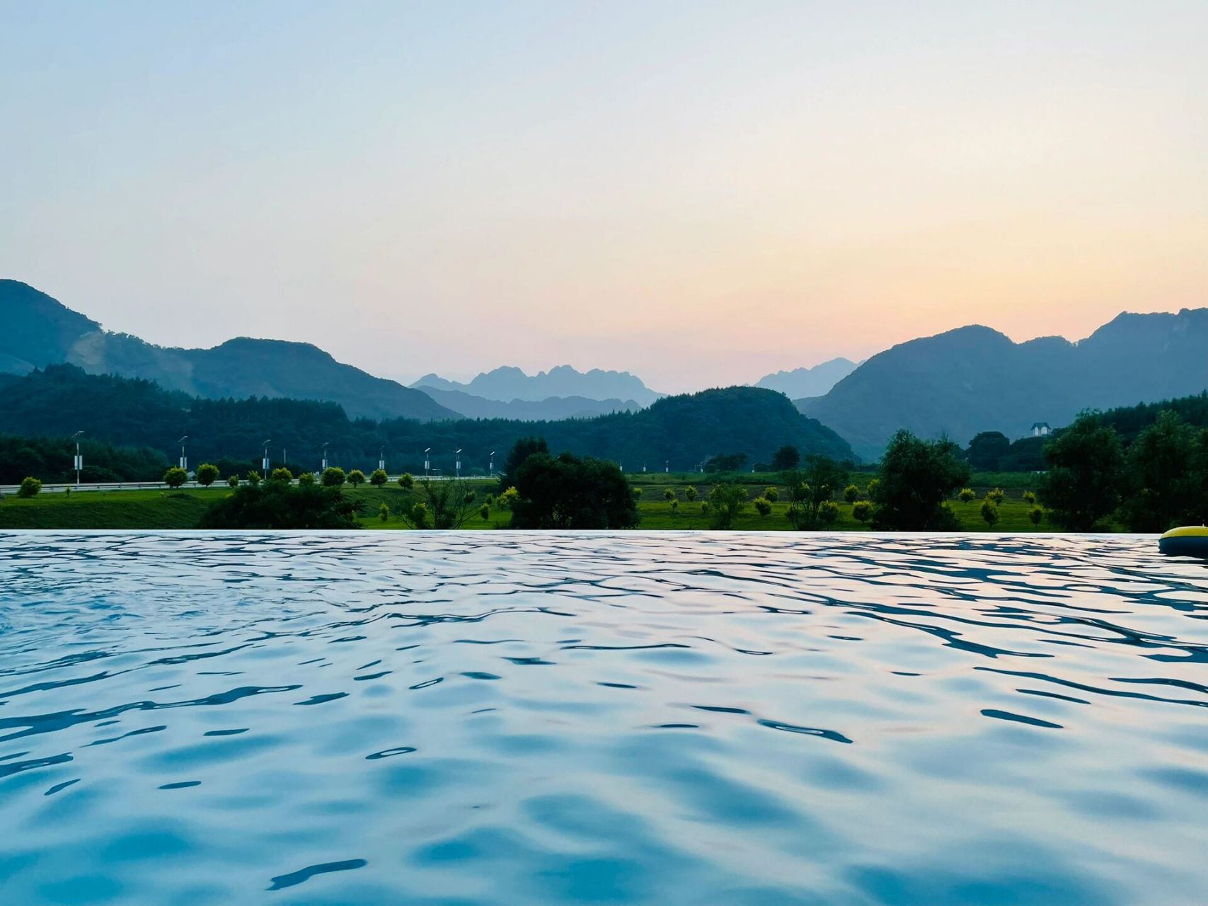 带娃去了花溪沐温泉,整体感觉还是很不错的,这个无边泳池超赞,景色