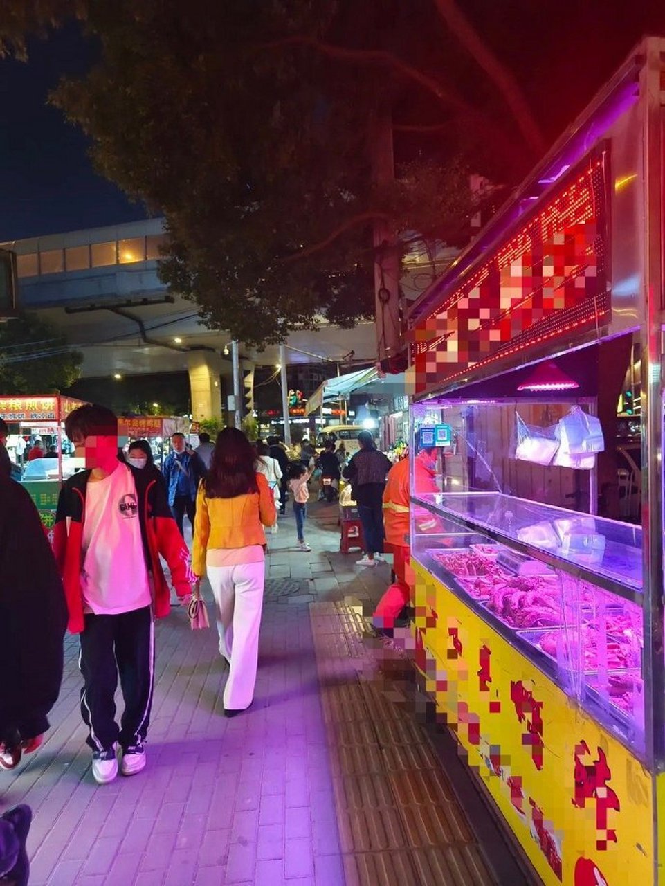 阿k发现一边是王家湾21世纪前面,一边是旁边的玫瑰街.
