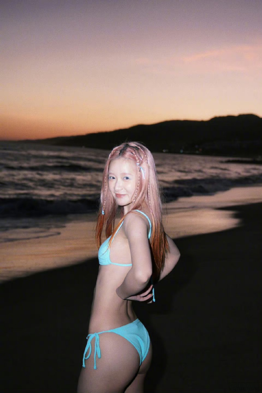 好像大部分男网友没什么意见,反倒是一小撮女网友对于徐娇穿泳装有