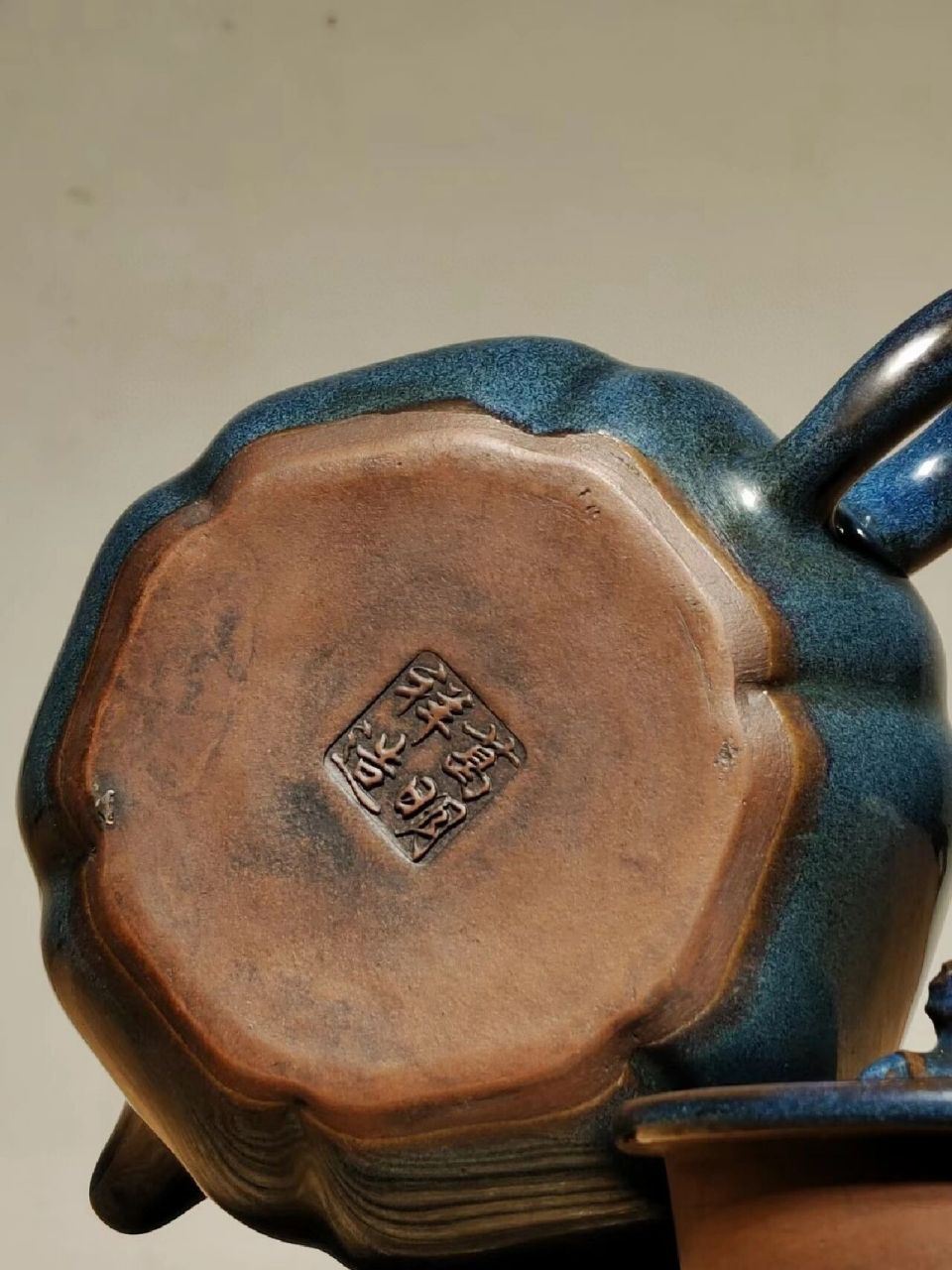 (葛明祥制)挂釉紫砂壶 (葛明祥制)挂釉紫砂壶 器型工整 出水流畅 品相