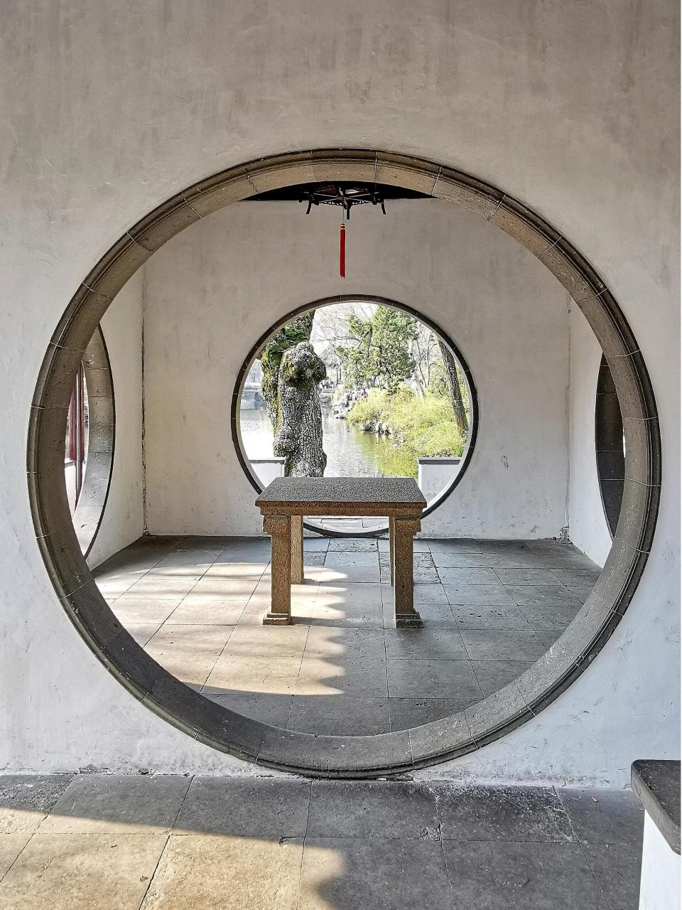 拙政园,别具一格的梧竹幽居亭 "梧竹幽居亭"位于苏州拙政园中园池塘的