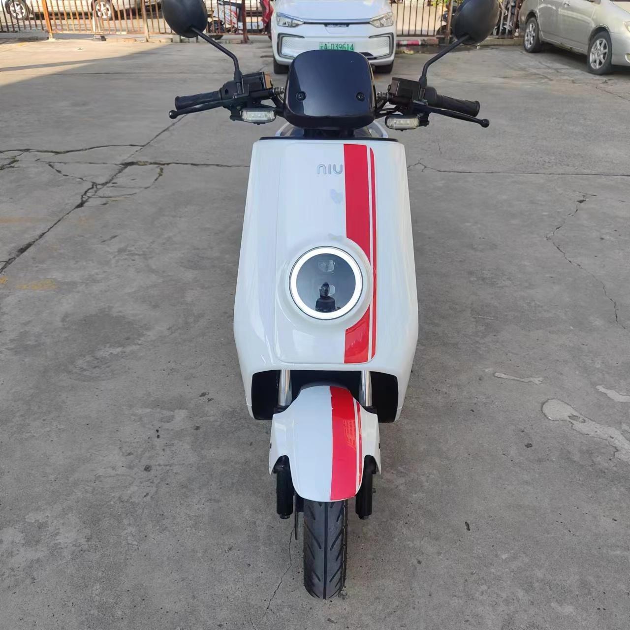 极品小牛n1spro,原车原主,成色车况都极品,原价10888,60伏35安的小牛