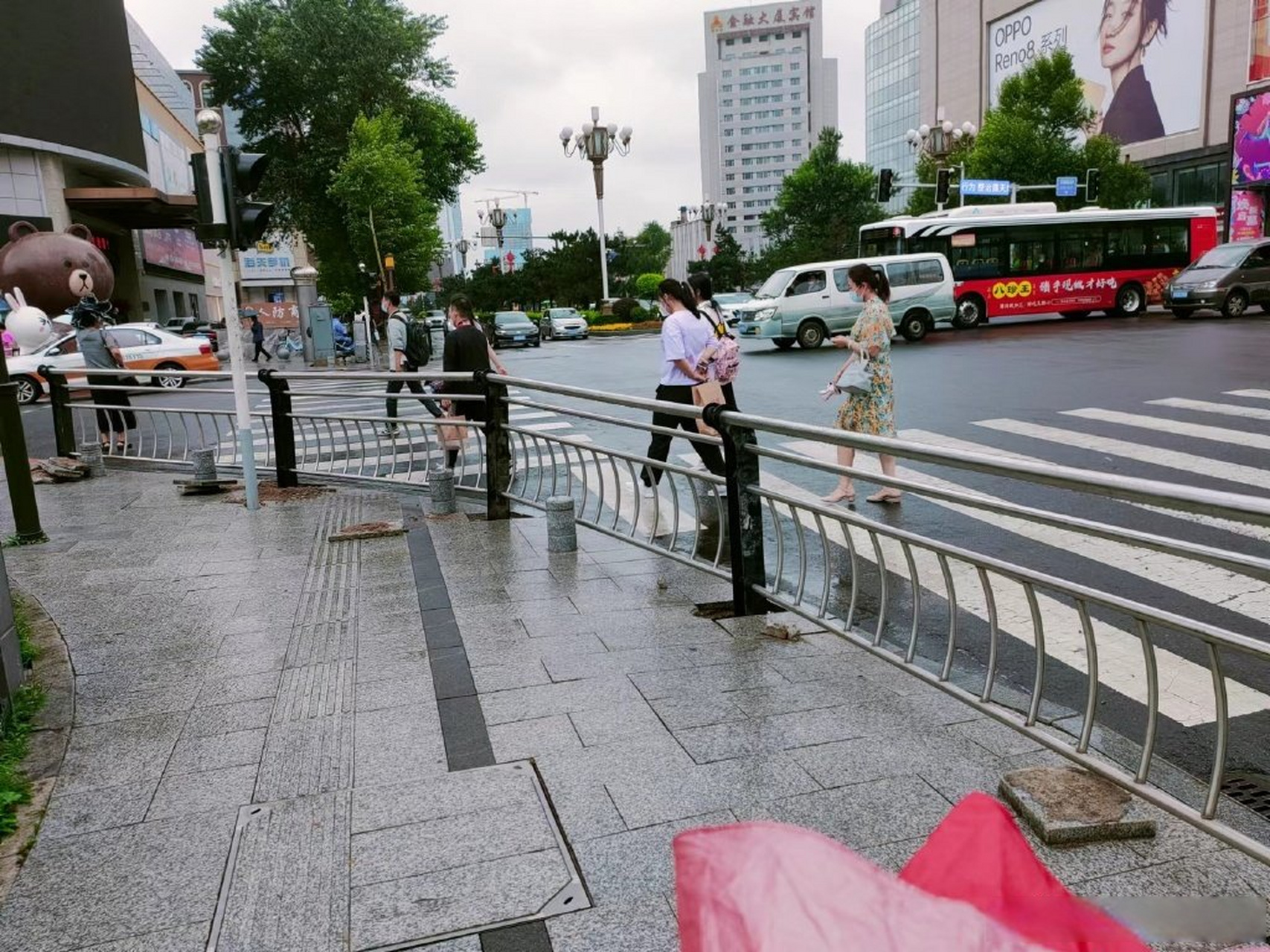 长春重庆路商圈护栏挡住人行道【长春重庆路商圈路边安装护栏,将