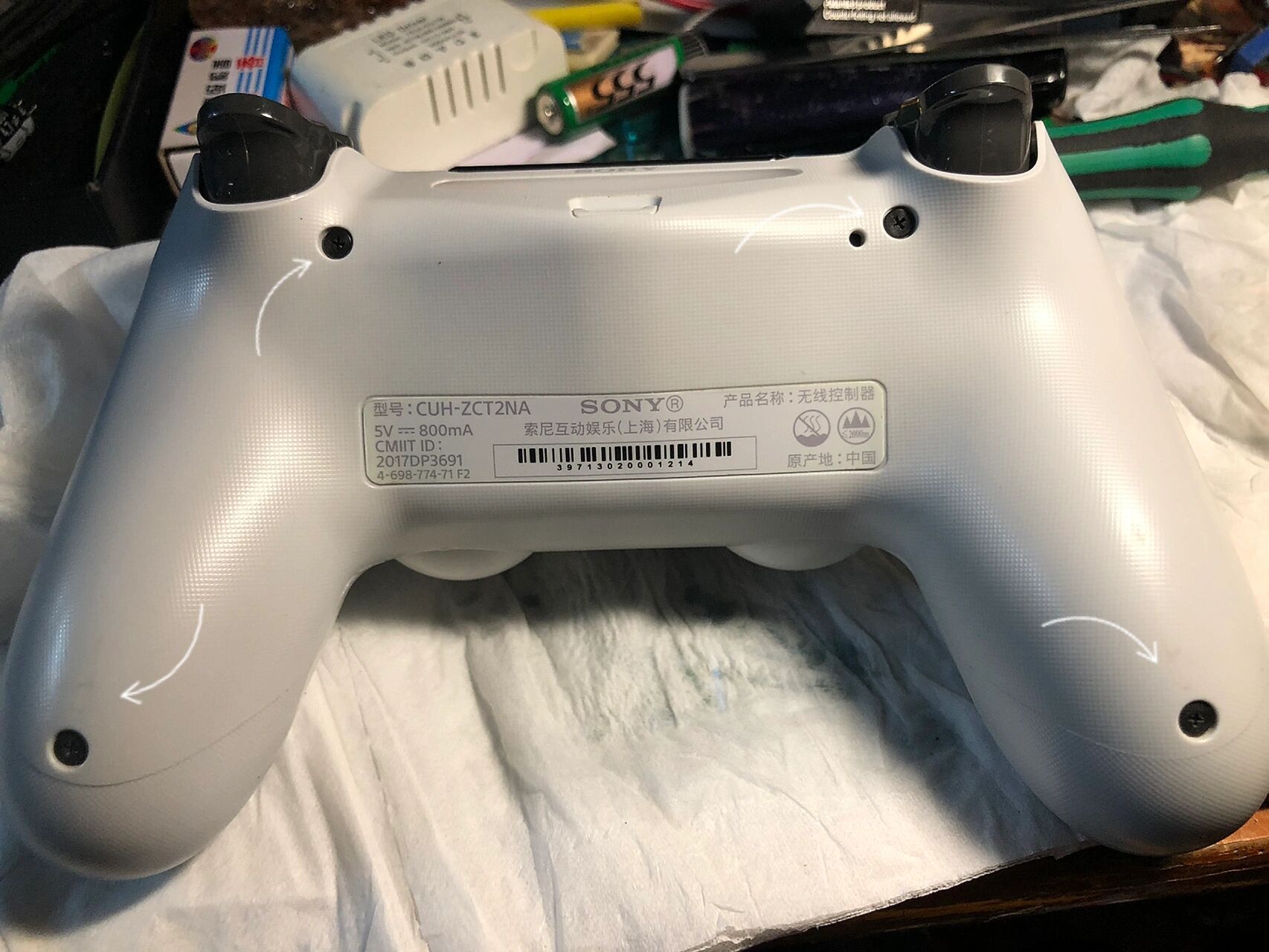 ps4原装手柄拆卸方法 在网上看过拆机步骤,但是感觉每人用的方法力度