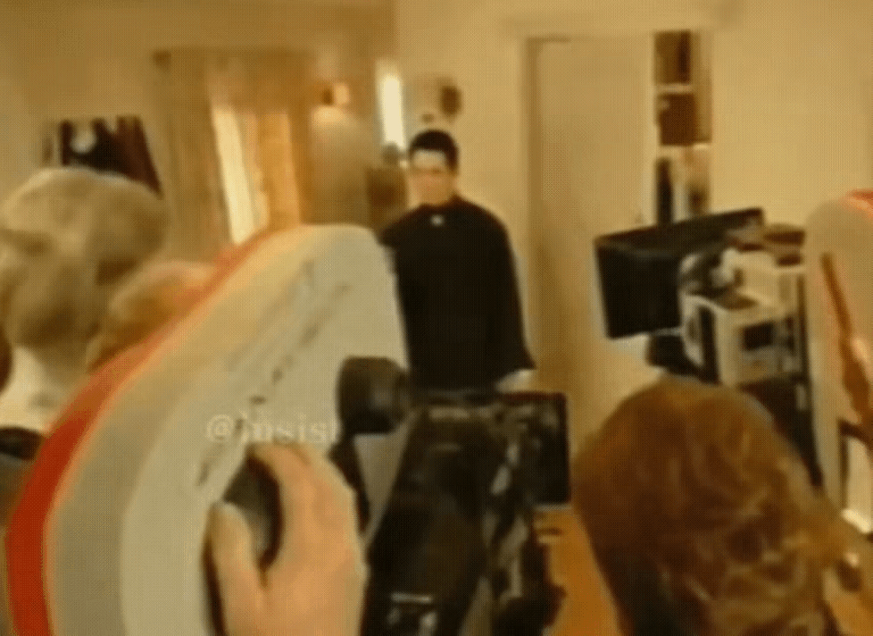 "功夫皇帝"李连杰初闯好莱坞,他的招牌动作门后侧踢,这一脚票房涨了