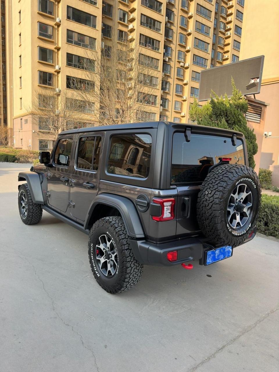 上牌9个月2023年6月份北京jeep中归牧马人卢比肯一台,陨石灰外观,原车