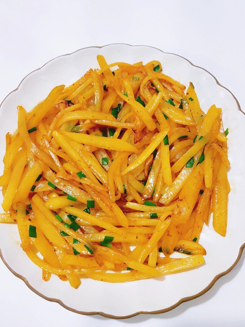 简单家常菜|酱炒土豆丝95 材料:土豆,蒜米,葱花. 调料:盐,油,酱油.