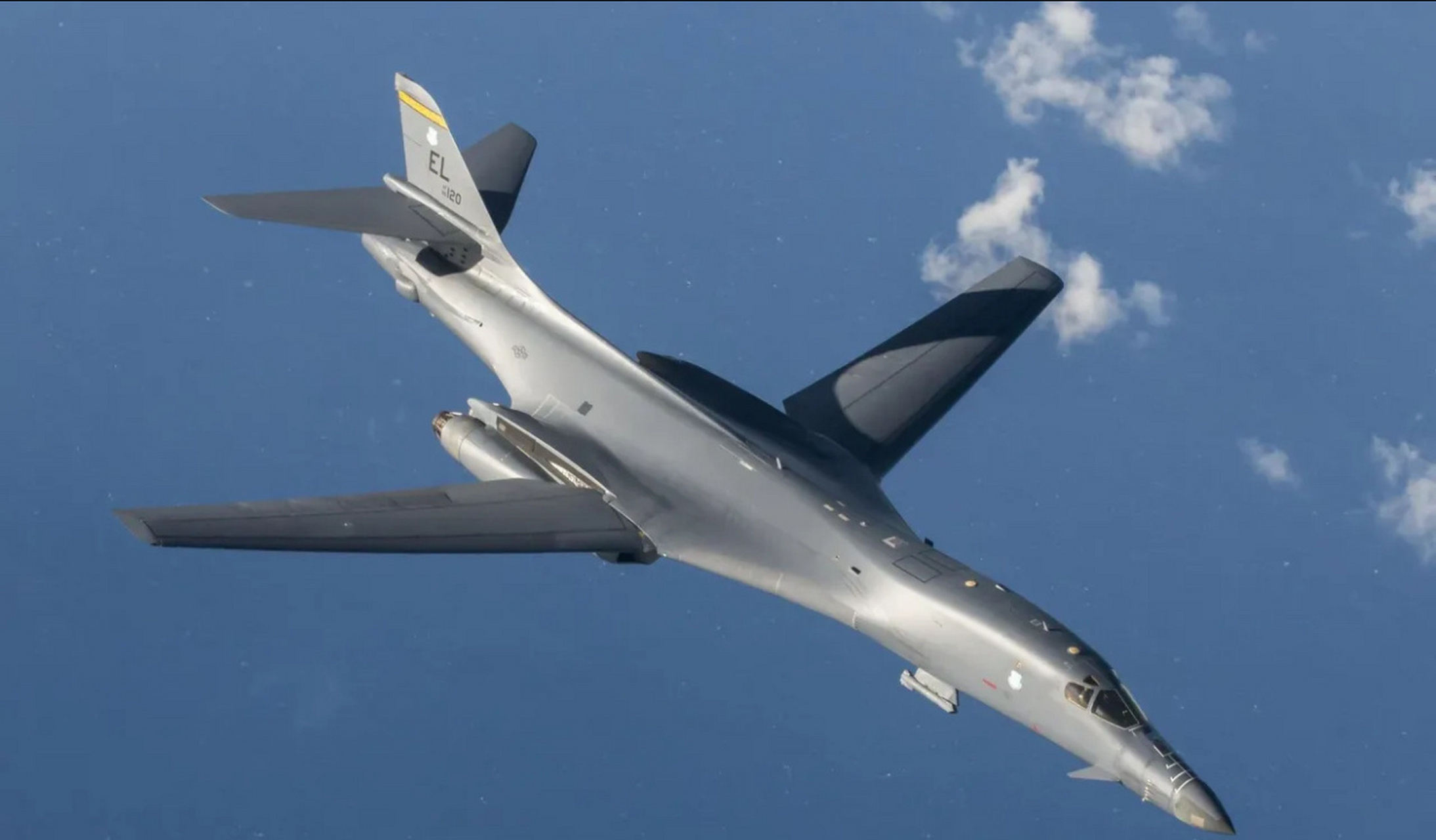 美国b2轰炸机  隐身  载弹量23吨 作战航程1.2万千米 速度0.