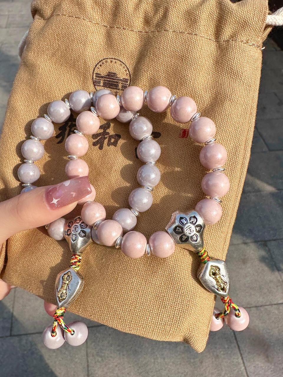 雍和宫 | 香灰瓷手串好美喔 和朋友去北京 排了将近两小时买到的香灰