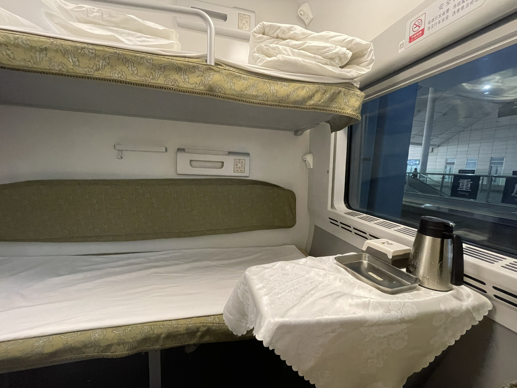动车高级软卧体验 本人花了二等座三倍的价格061200体验了一把高级