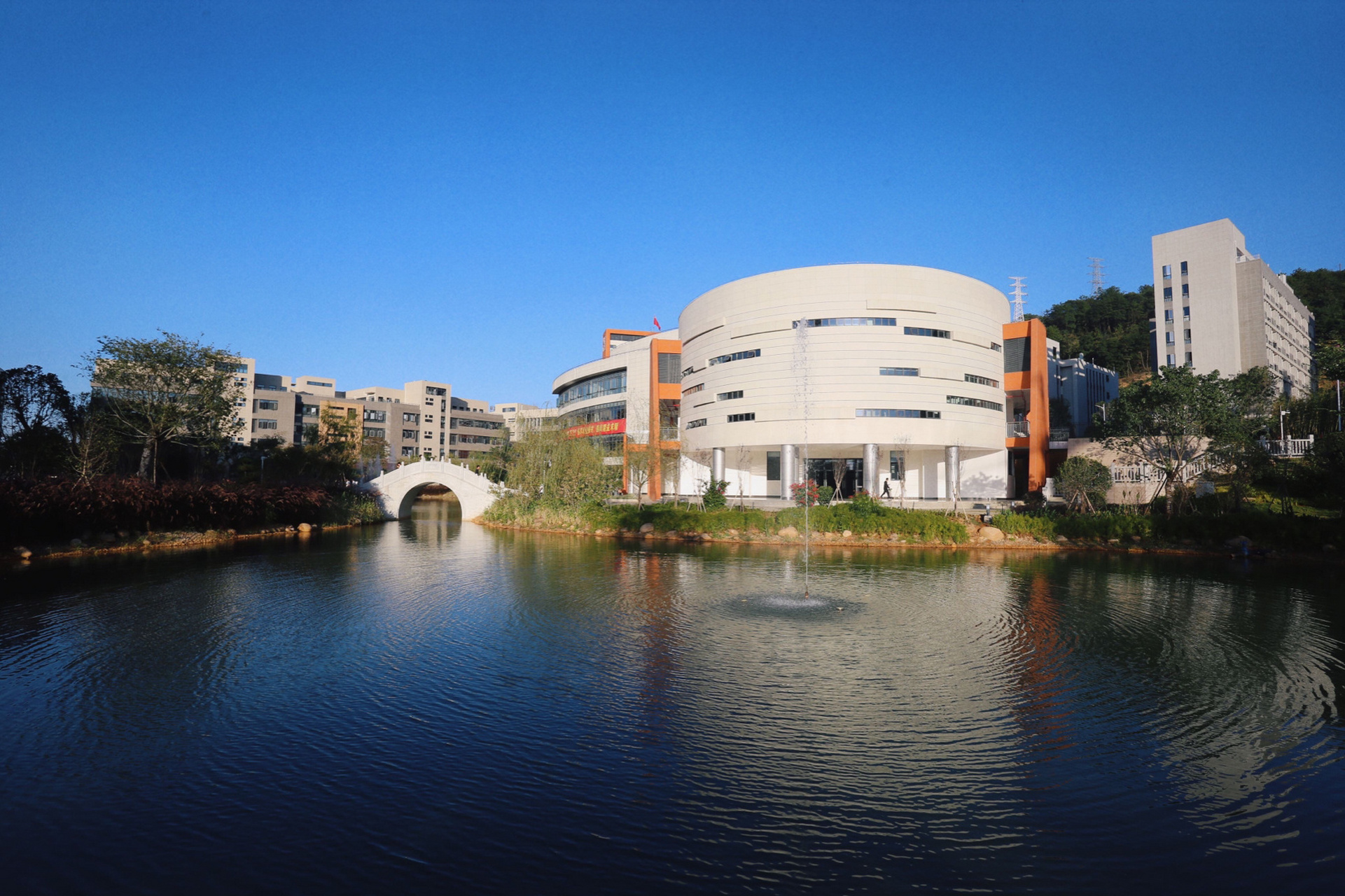 龙岩技师学院第二校区 天青色,天蔚蓝.