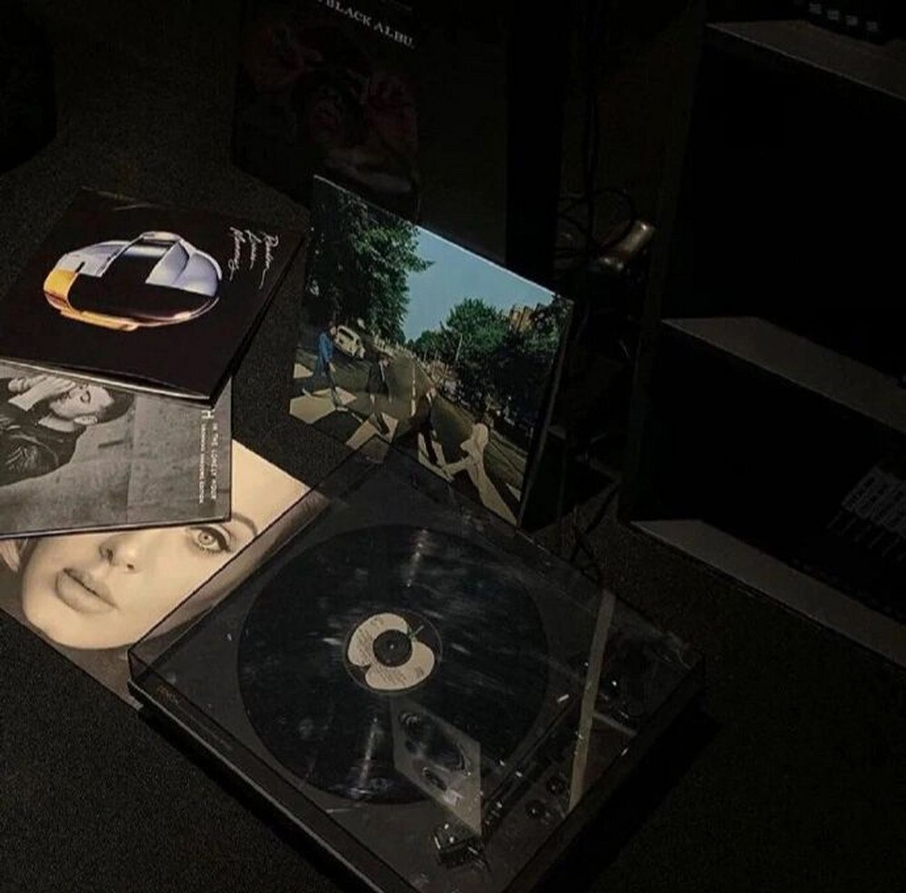 黑色系背景图分享 总有人喜欢一身黑 最爱阴雨天