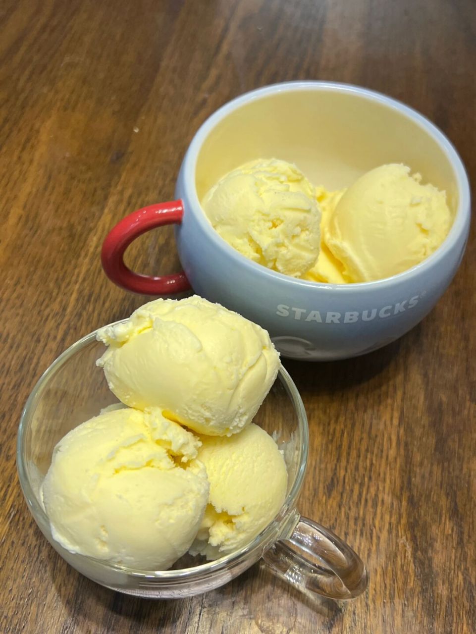 一大桶冰淇淋的快乐 在冰箱里占一格哈哈哈哈 	 香草味的 和一点点