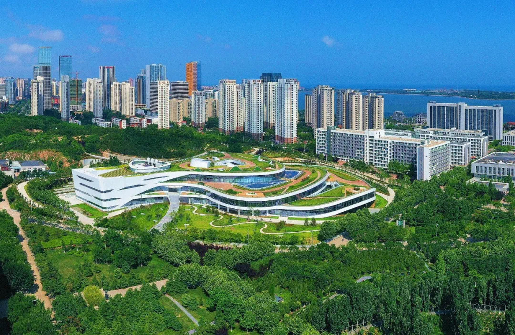 来山东上大学#  中国石油大学(华东)坐落于青岛黄海之滨,校园依山傍
