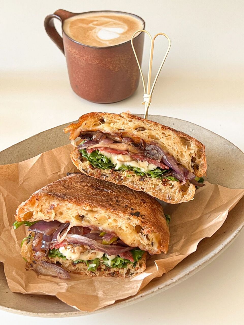 大气孔的恰巴塔做三明治真的很赞 加了香料的更绝 翻了翻冰箱堆起来的