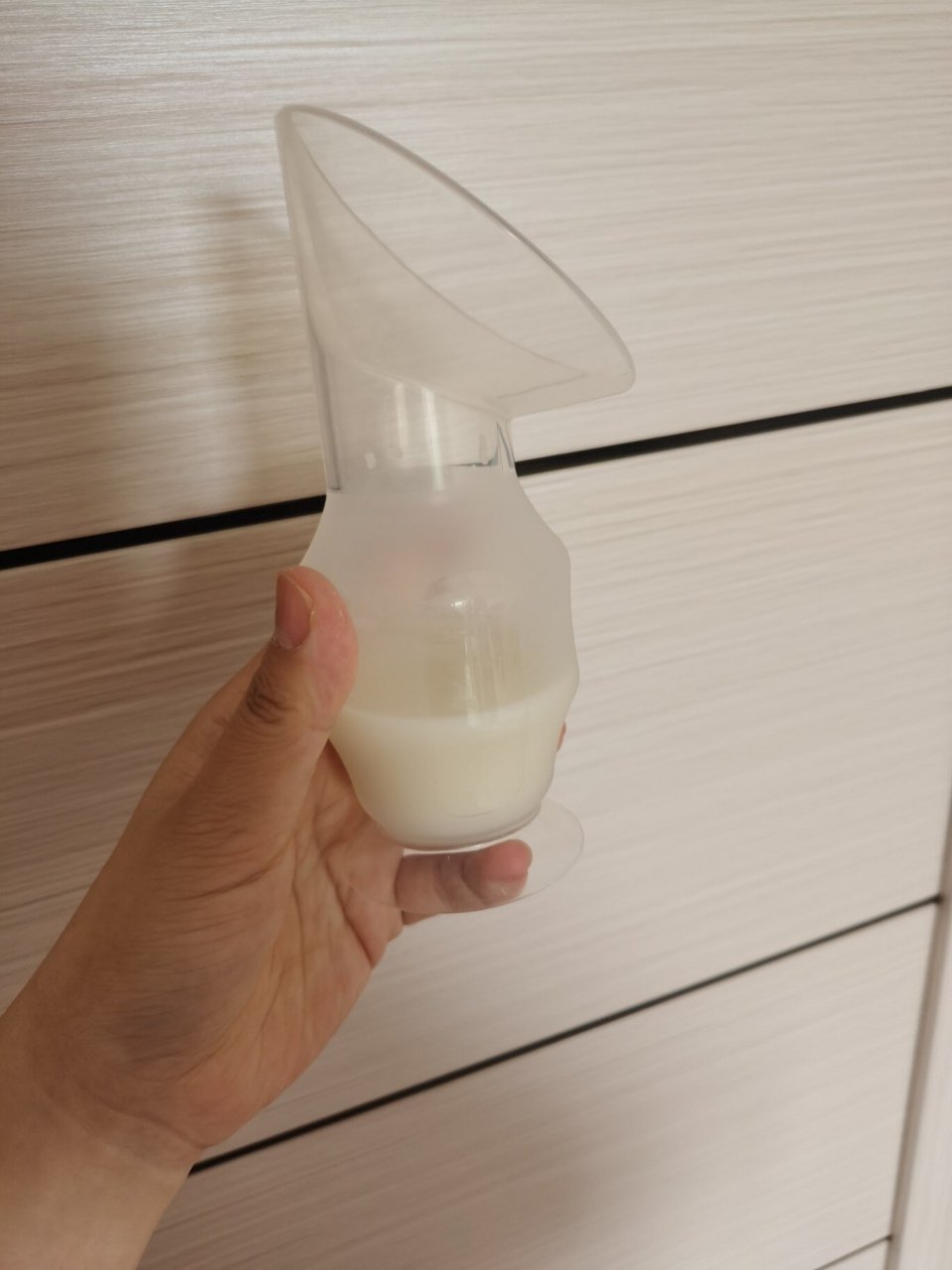 以前一直母乳亲喂,最近用奶瓶喂,降一下黄疸,就又开始用吸奶器了,我