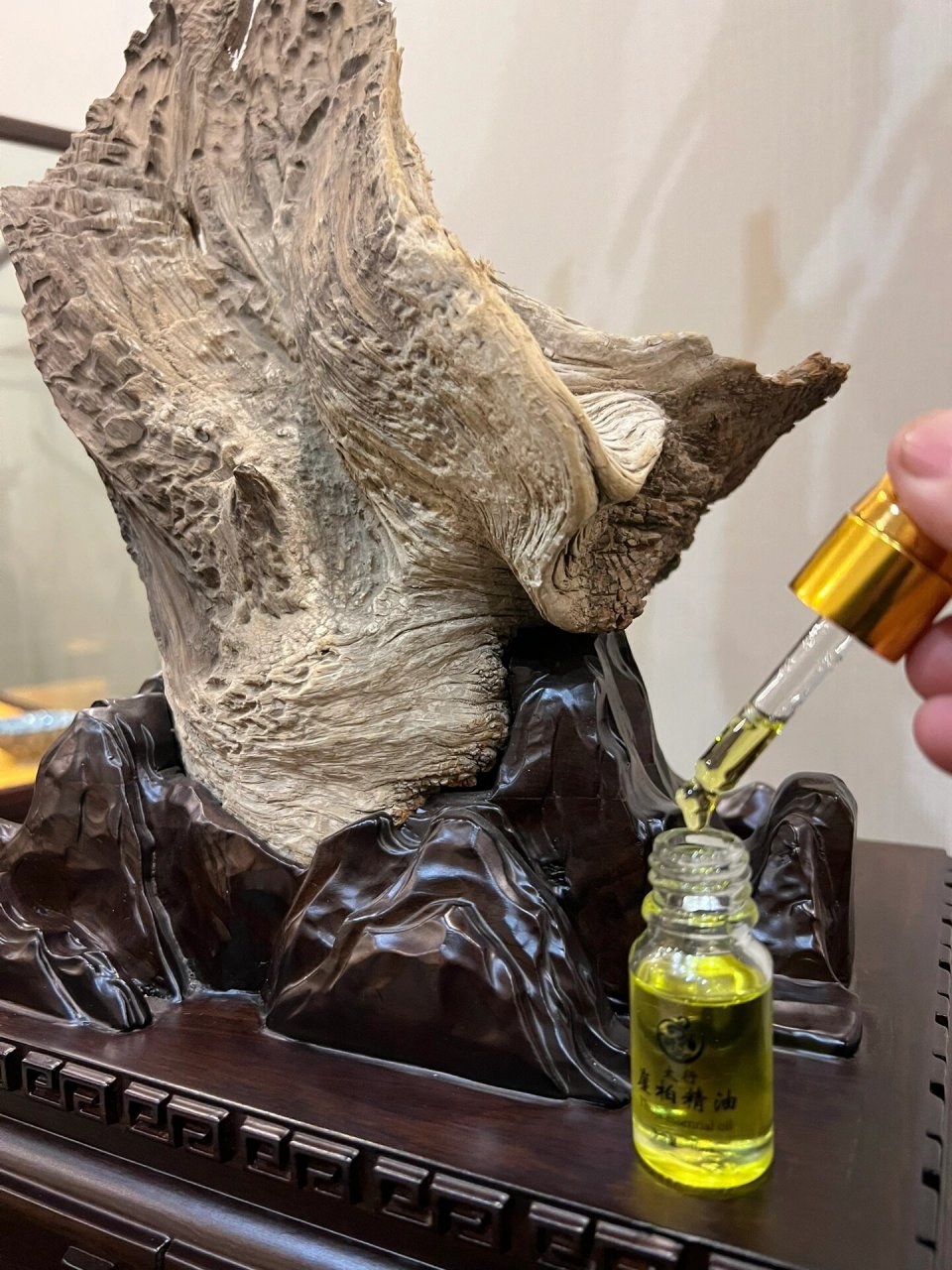 崖柏精油:大自然的治愈香气94 崖柏精油,提取自陈化千年的太行悬崖