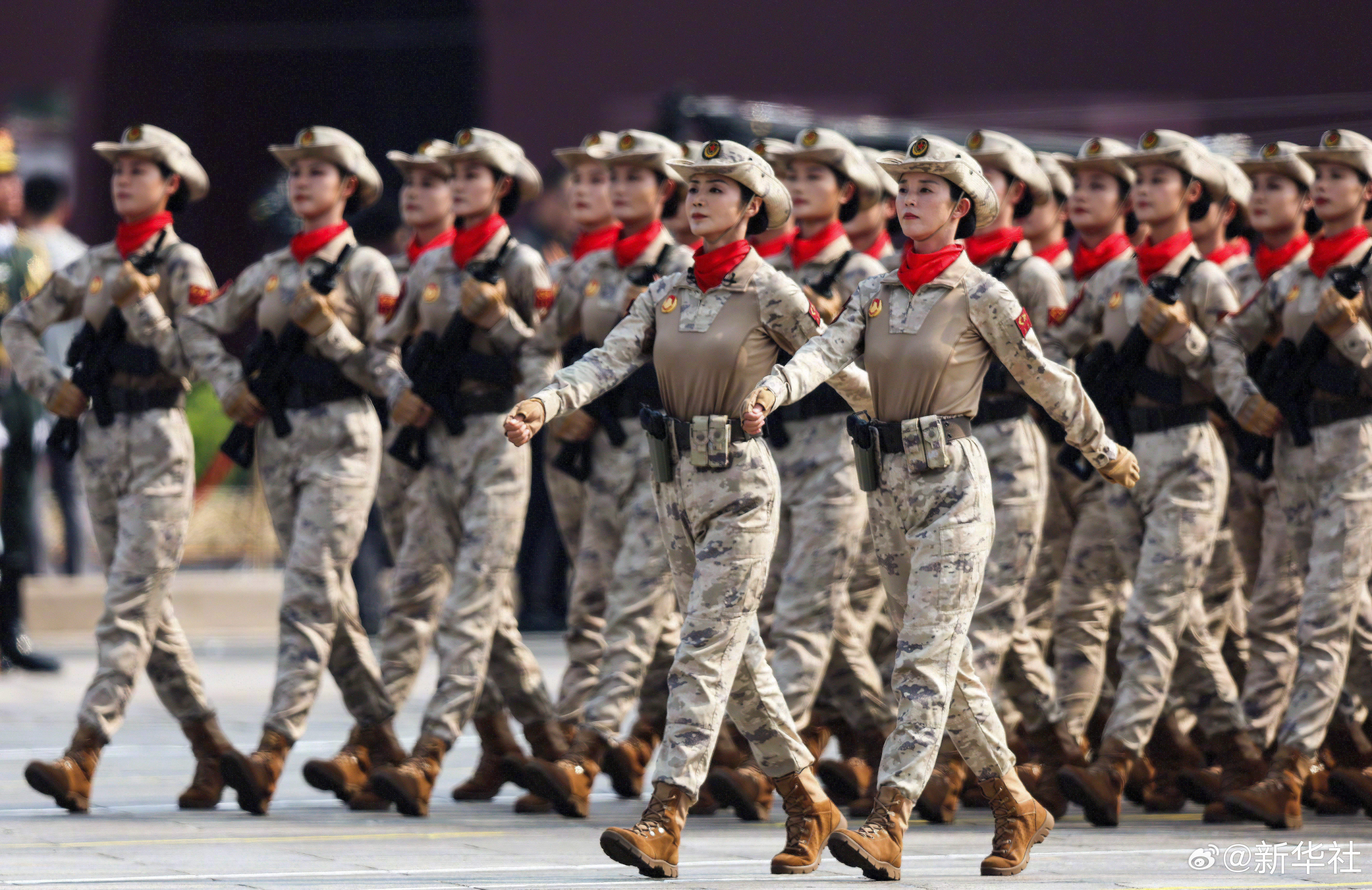 戳图↓一起看阅兵式上的女民兵风采!#新华社出图