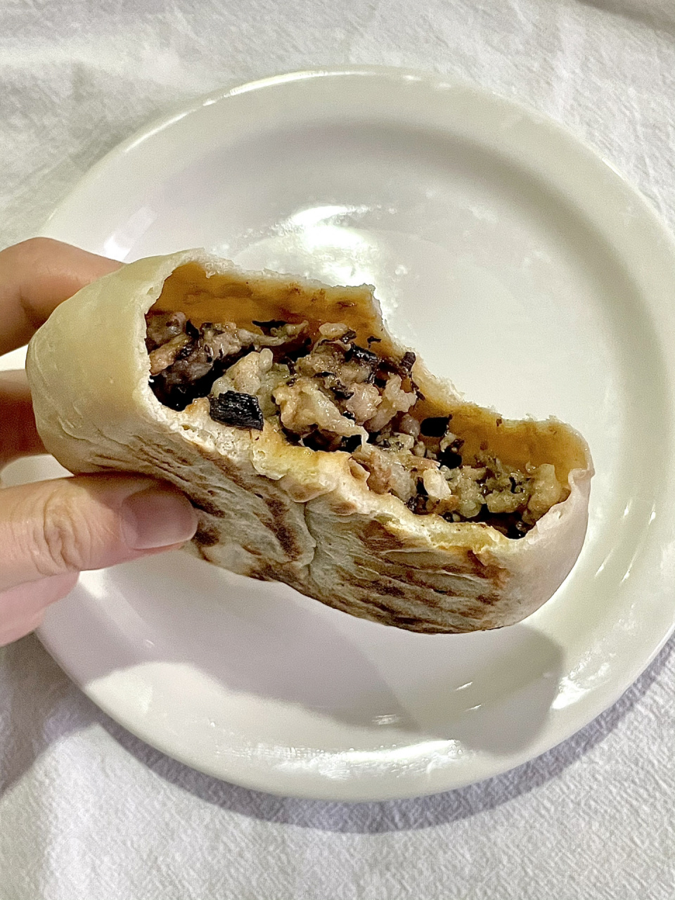 🫓🥙皮薄馅大的永康肉麦饼 🥙 永康肉麦饼 表皮看起来焦脆 麦饼