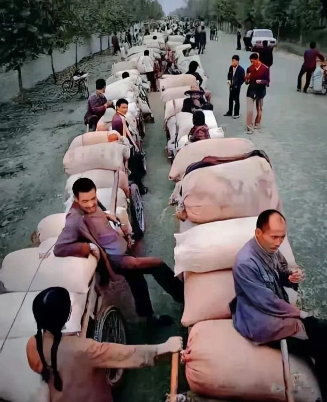 上世纪90年代的老照片,正在排队交公粮的农民.