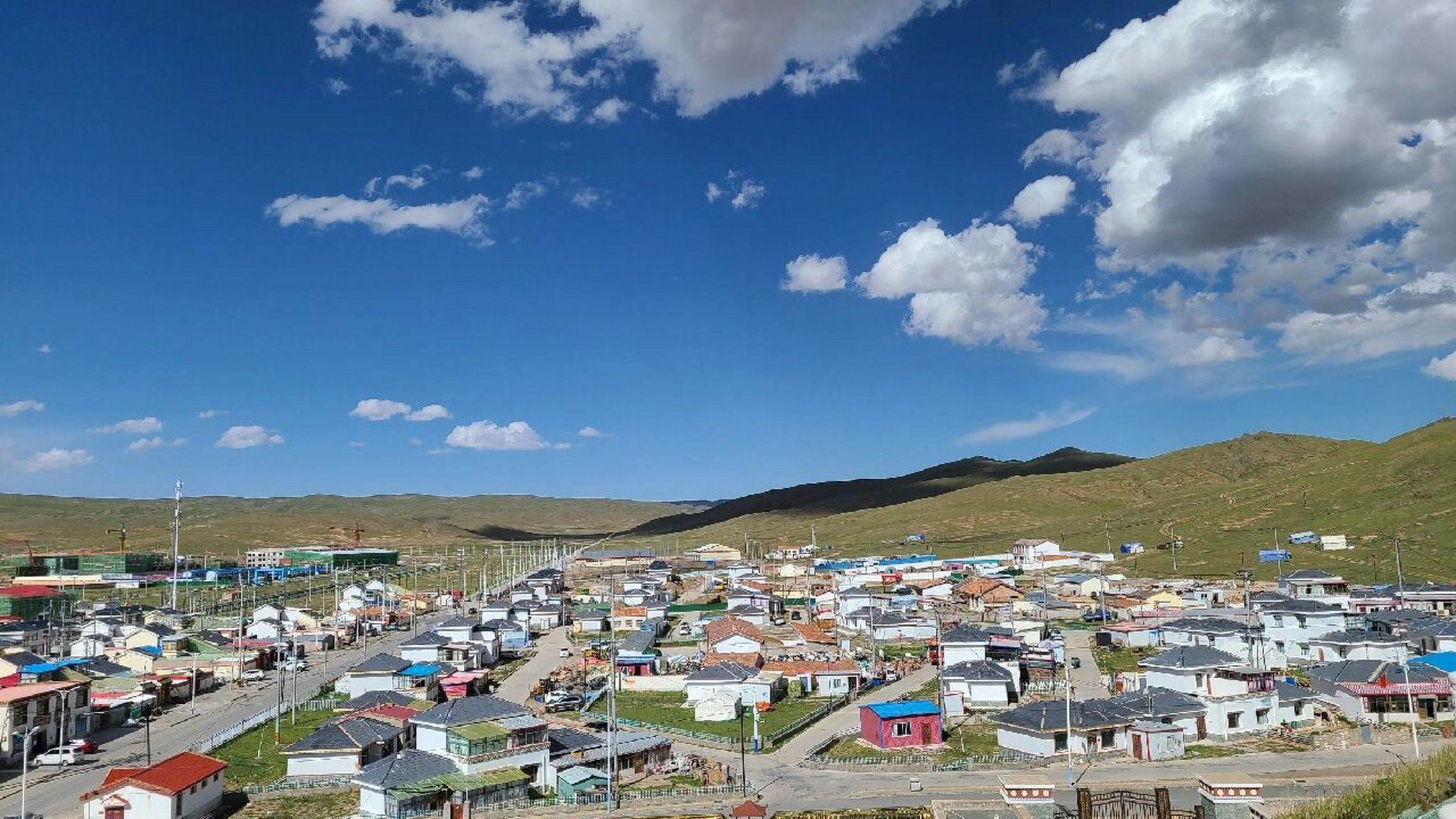 玛多县城海拔在4000米以上,是青海省海拔最高,人口最少的县,是黄河流