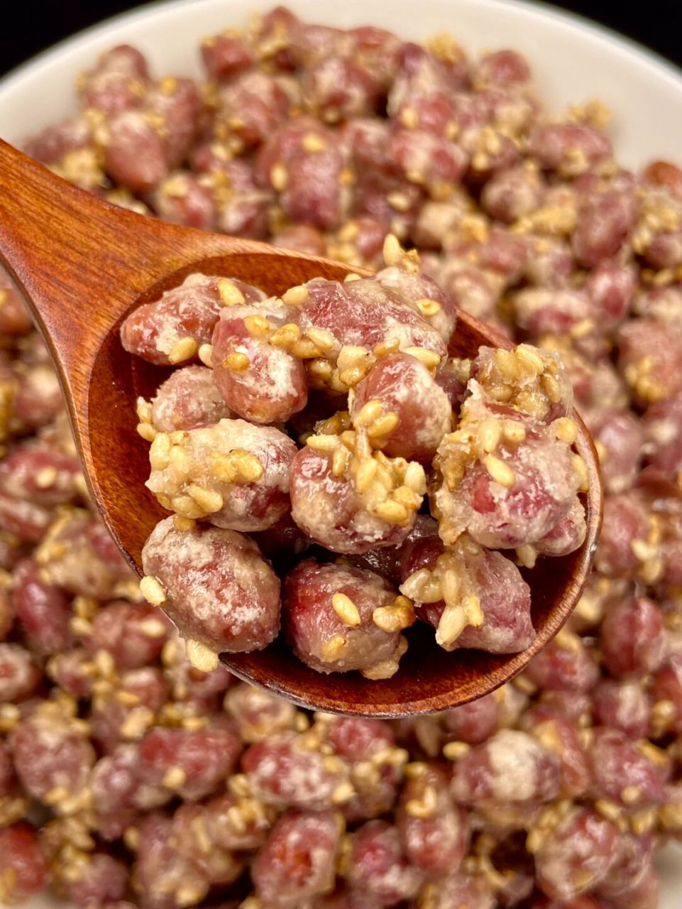 酥脆的糖霜花生米一出锅就炫到我了!谁能抵挡得住这小时候怀旧的感觉!