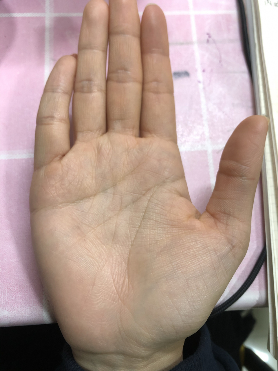 女生手相 听说小红书大神们看手相很准 来在线蹲个 女生右手 00年的