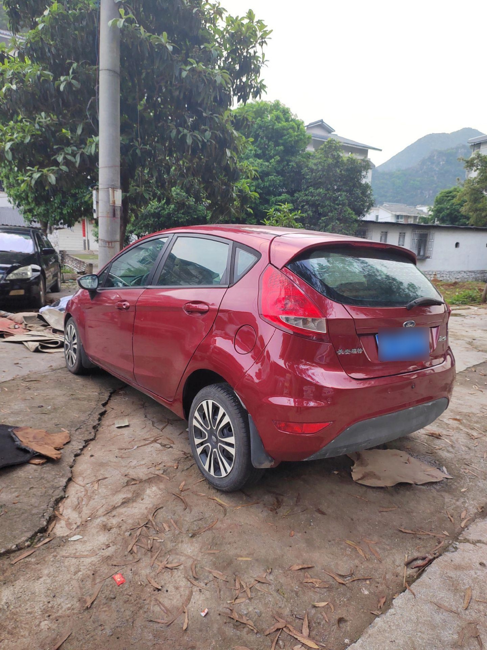 10年福特嘉年华两厢,自动挡,费用天长地久,极品车况11万公里,全款一个