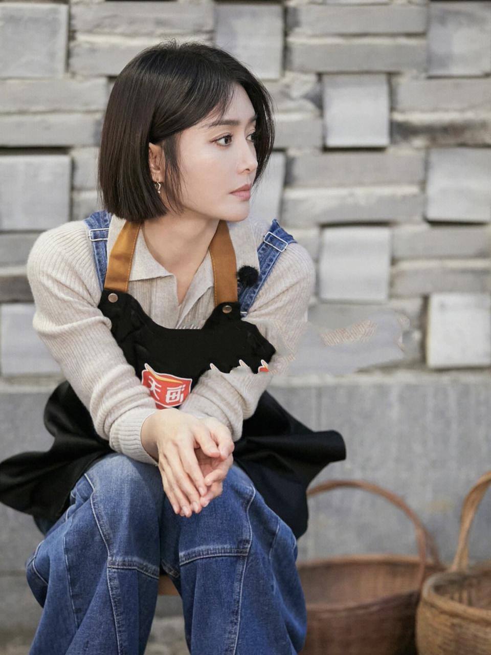 女神秦岚剪一刀切短发后,更加迷人 秦岚最近在节目中的一款短发造型