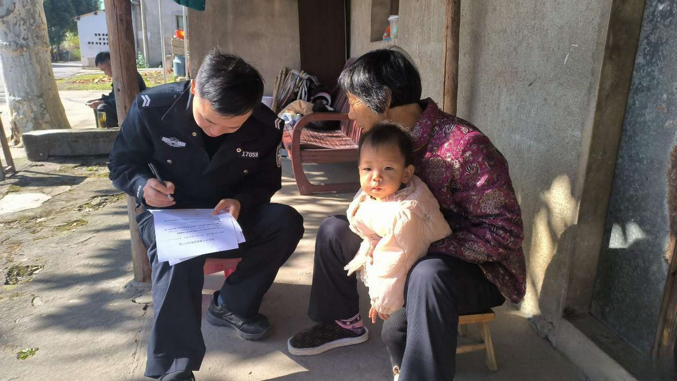 警民连心#【民警走村入户架起连心桥[心]】11月8日,泾县公安局丁家桥