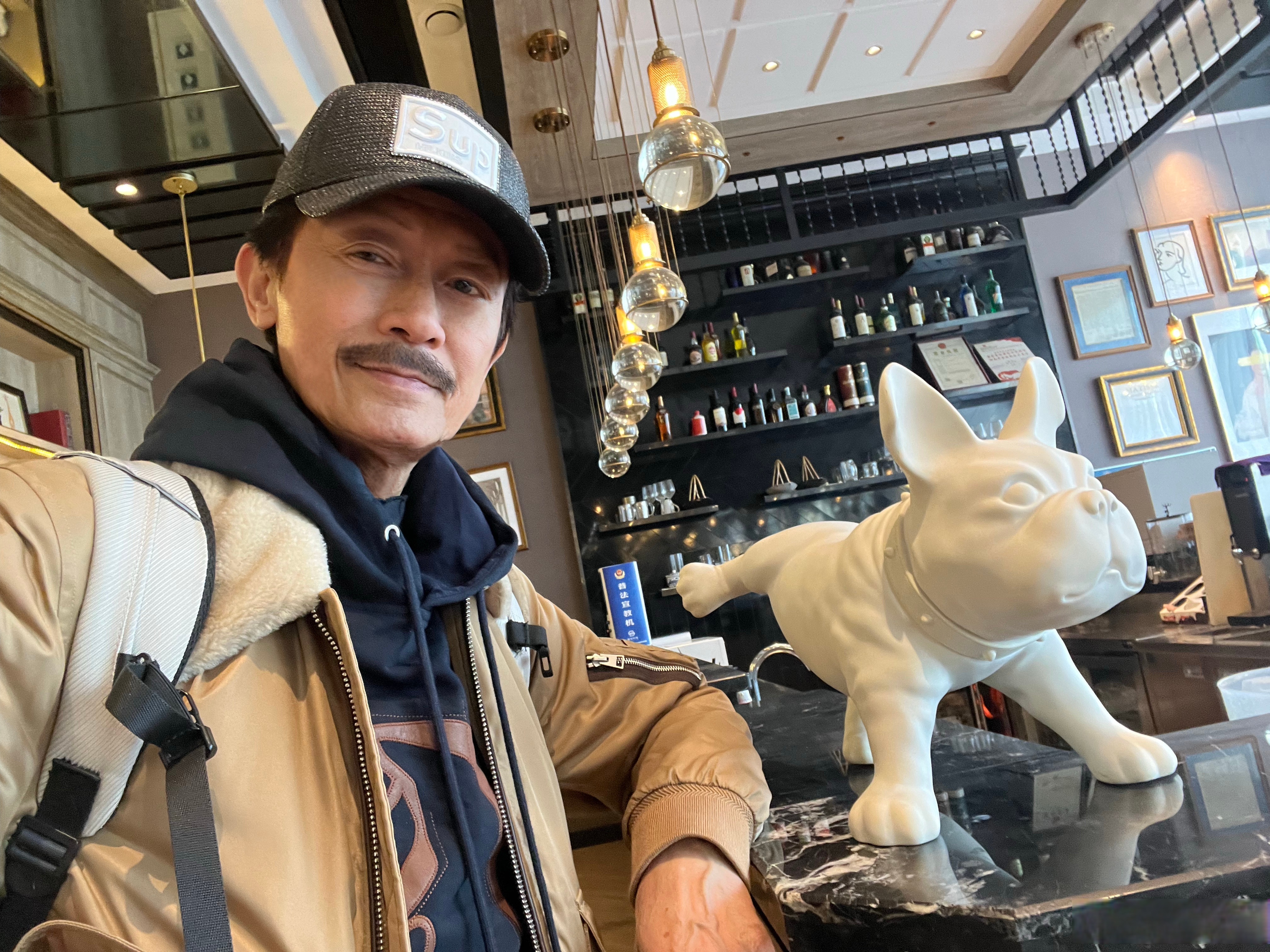 敬生活里的暗淡,敬人生中的灿烂,敬旧年的不易,敬新年的可期!