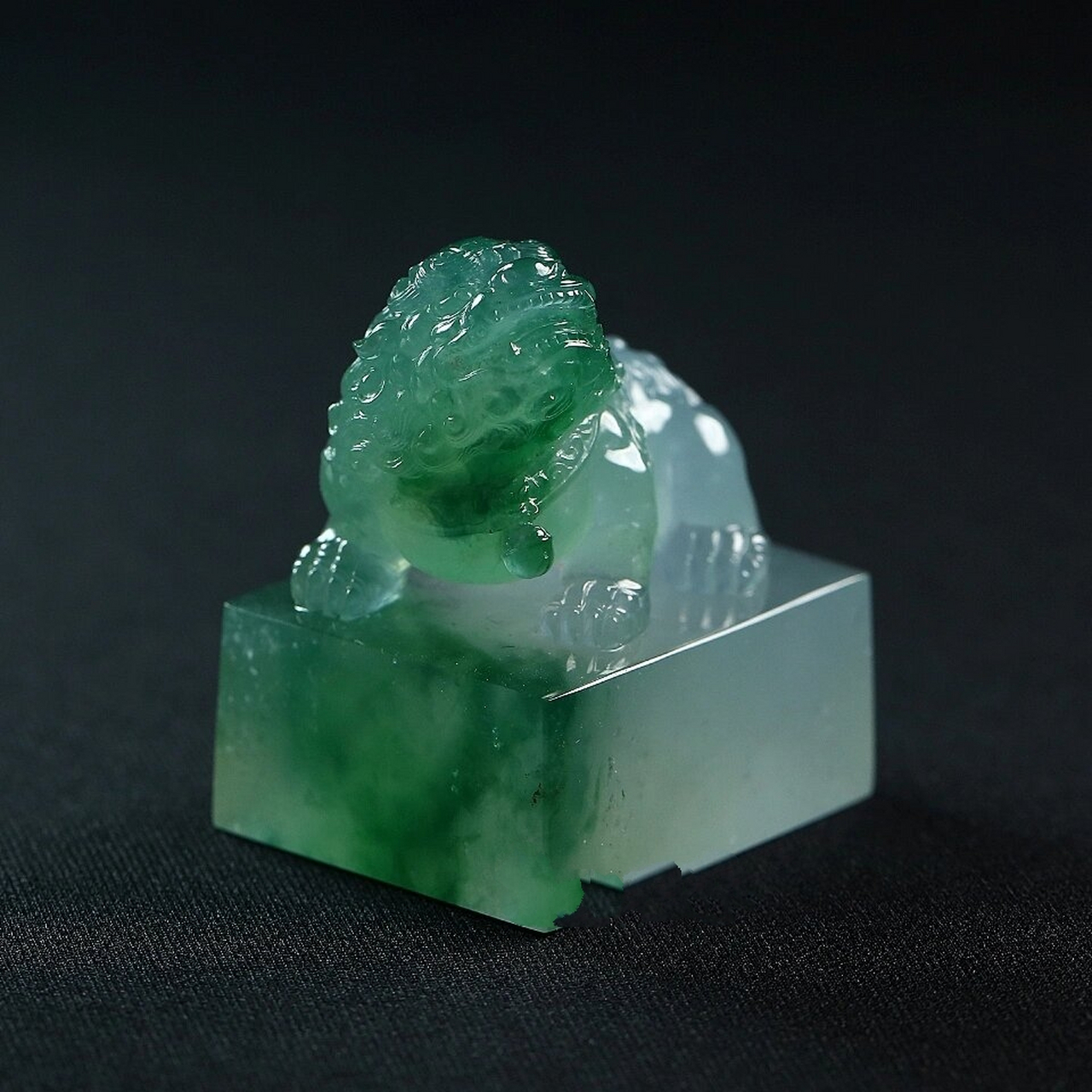 翡翠貔貅印章,雅致动人,摸着就温润 玉质凝润细腻,色泽莹润亮泽,飘花