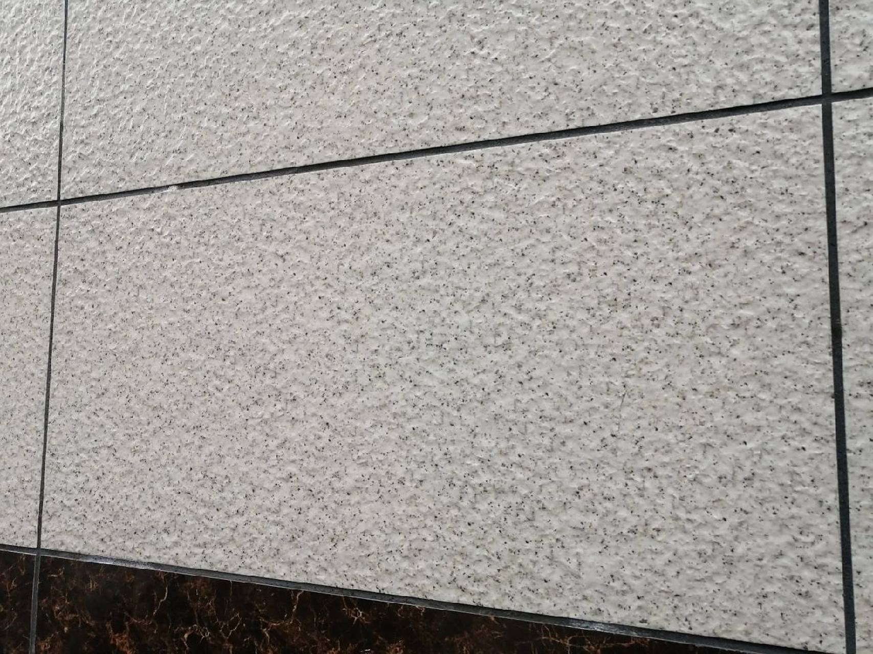 农村自建房外墙喷砂好还是贴砖好?