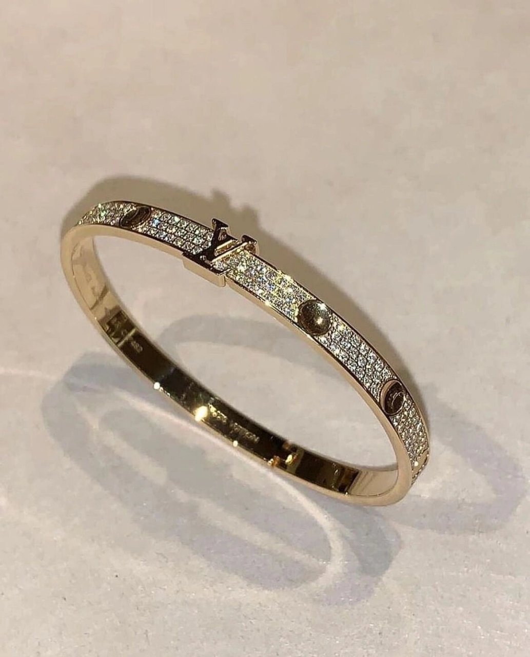 lv "路易威登" 全球限量!钻石手镯! 中央lv开合设计