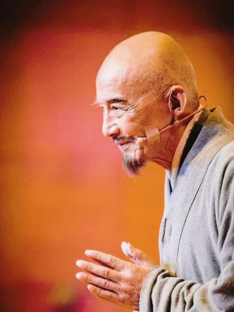 弘一法师说:"尽力之后,选择随缘吧,人的手就那么大,握不住的东西太多