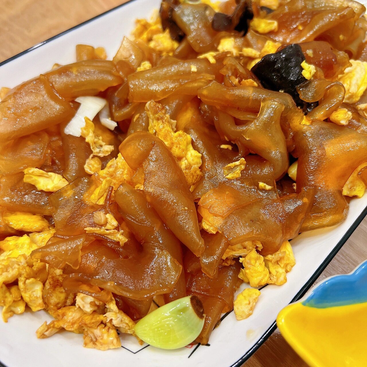 今天晚上吃什么——腊八蒜炒粉皮 先把鸡蛋炒出来 然后放油 炒香葱姜