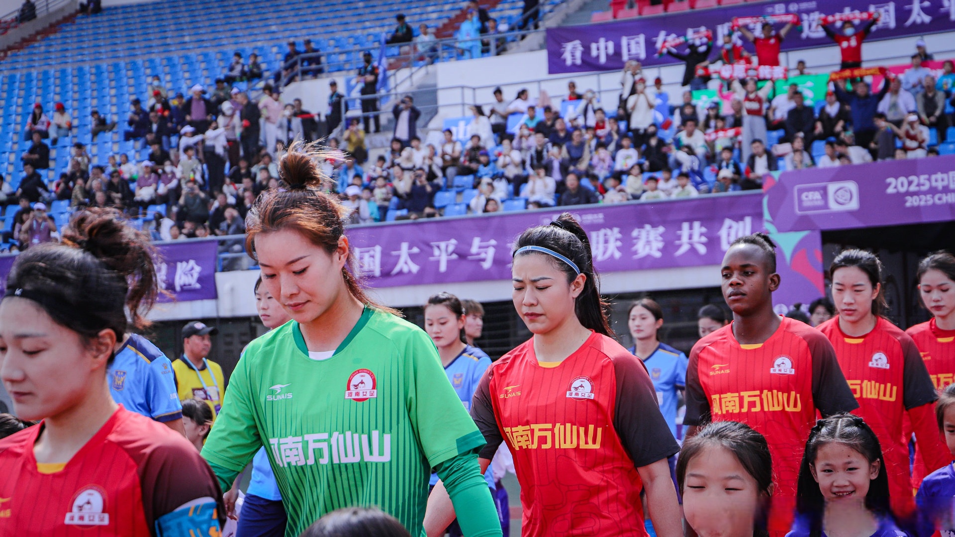 女足球员们值得掌声,但热爱女足的你们更值得!