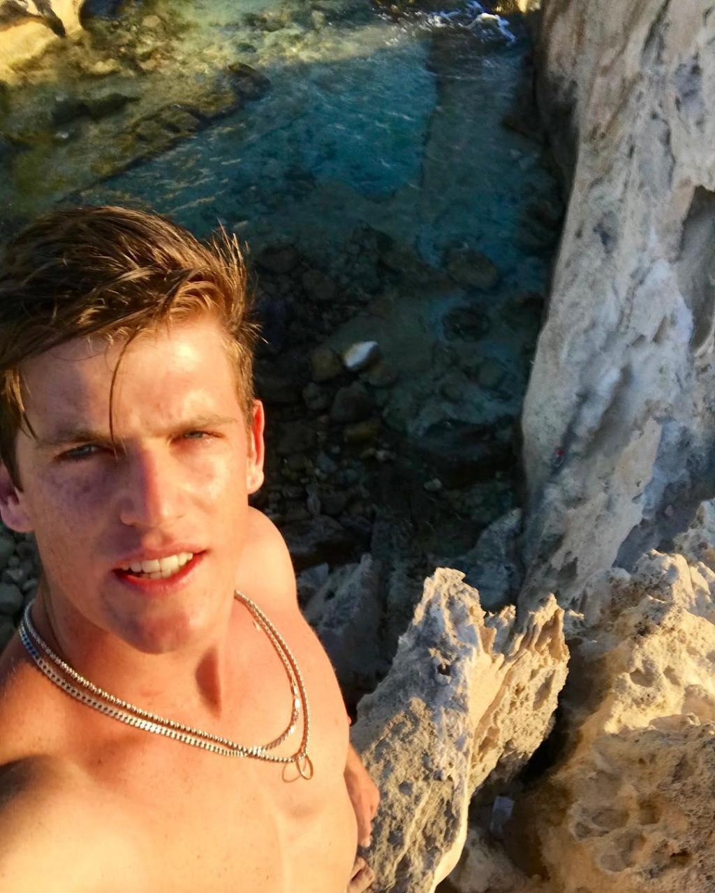 miguel bernardeau 出生在西班牙的巴伦西亚,在《名校风暴》中扮演