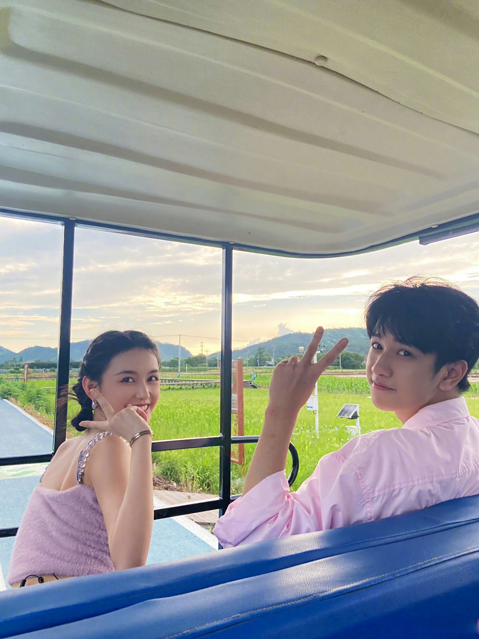 蒋依依敖子逸合照  妈呀 很难不嗑