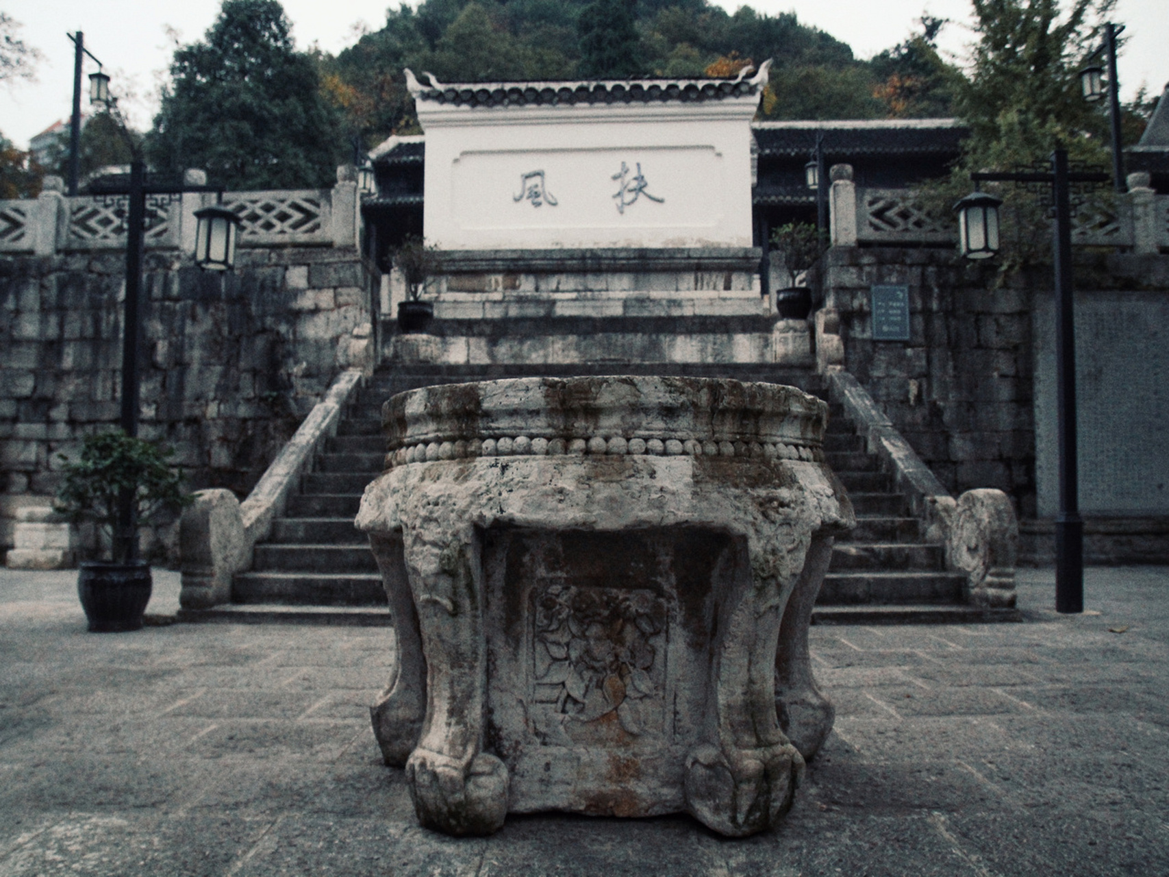 而阳明祠就好像其中非常重要的一根绳子,连接着王阳明与贵阳.