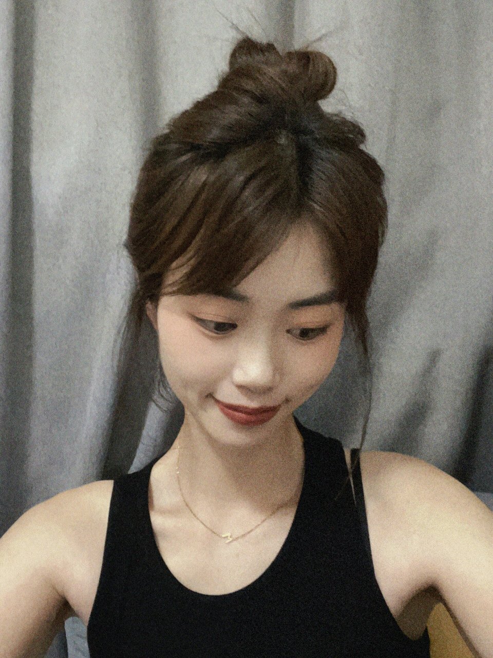 菱形脸的丸子头 跟着博主学的,第一次这样扎丸子头,手残党也会,很紧不
