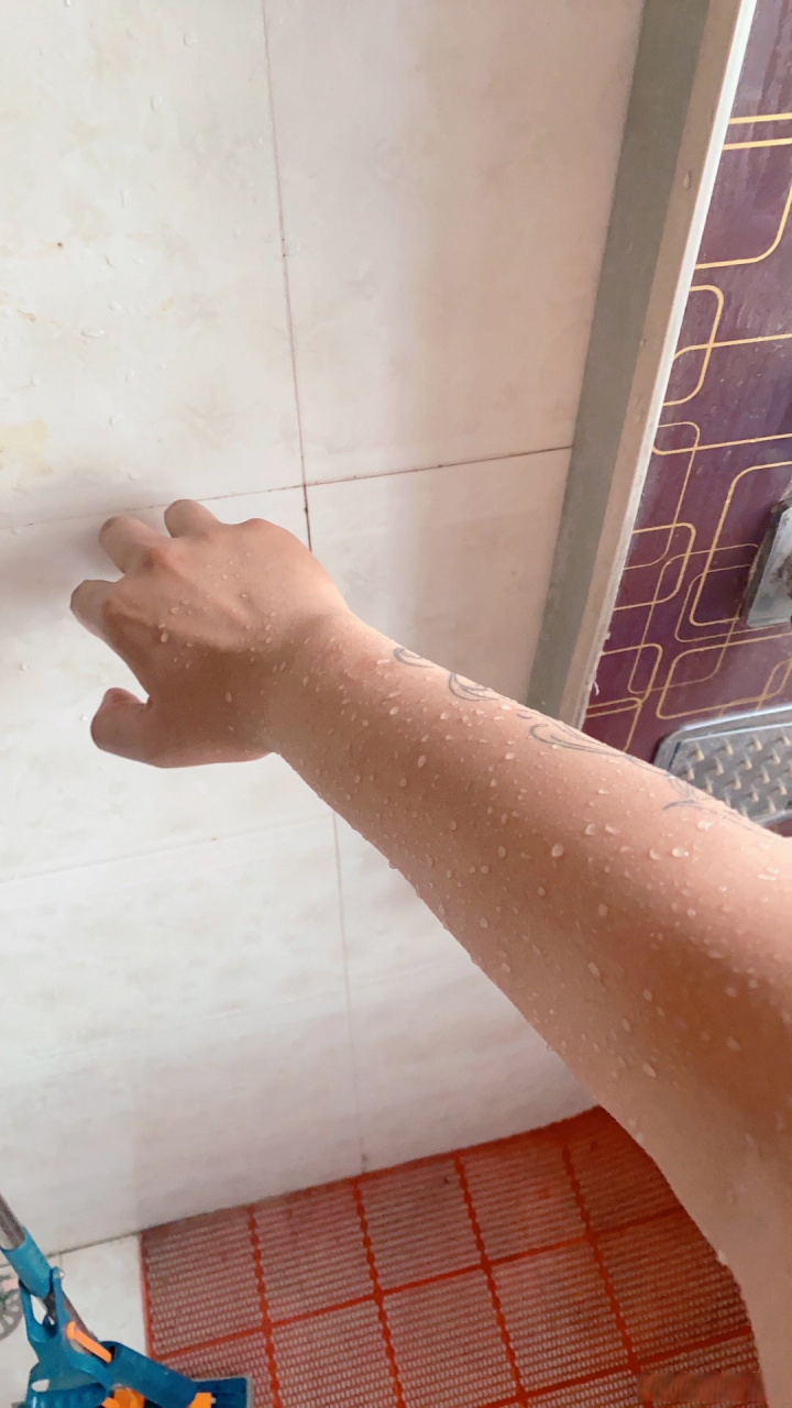 洗完澡发现自己胳膊上长了好多水痘,我该怎么办呀,不敢跟家里人说