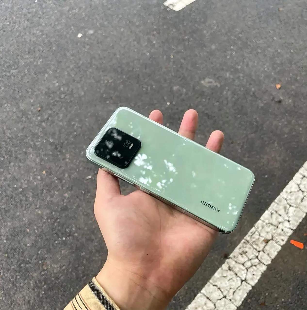 小米13旷野绿,一个大男生使用,在不戴壳的情况下,真的需要勇气.