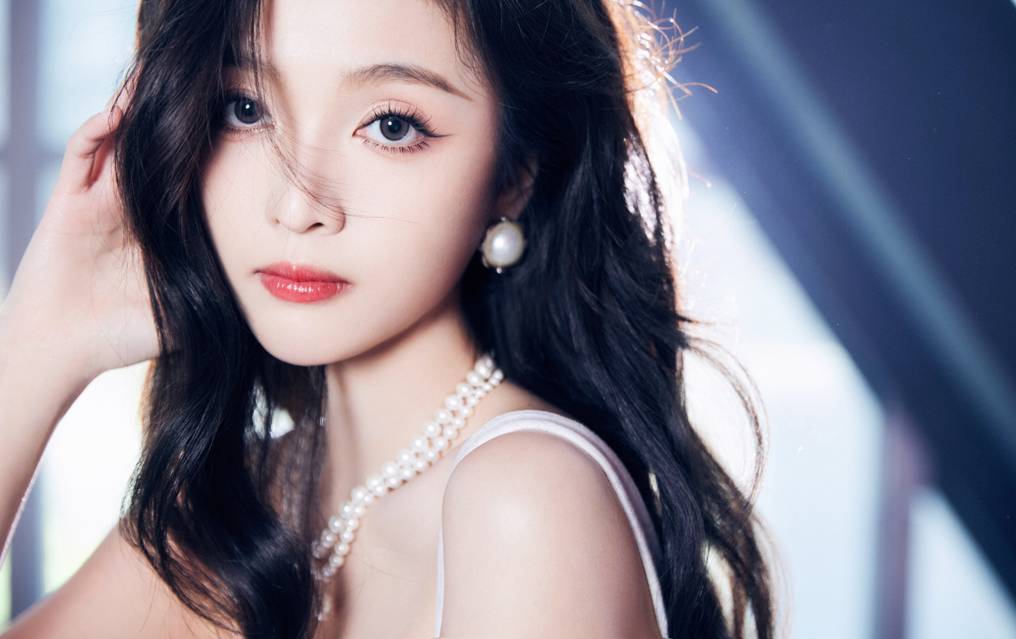 吴宣仪 白色吊带抹胸裙