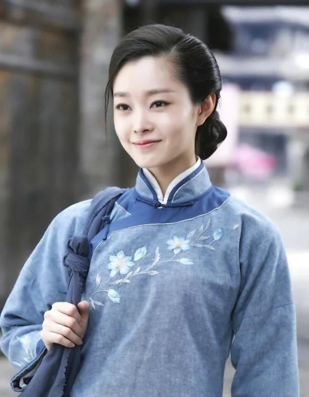 身世最凄惨的人物于曼丽,14岁被继父卖到妓院,15岁接客,16岁染病被